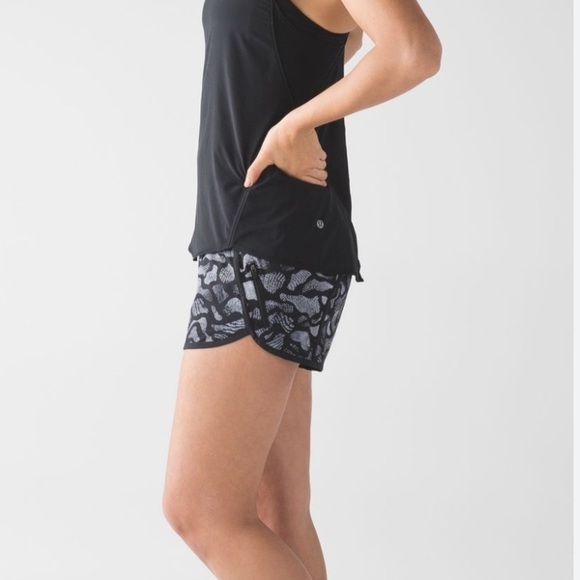 Lululemon Tracker Shorts Patterned, Mini Warp
White/Black Size 4 - Picture 11 of 14